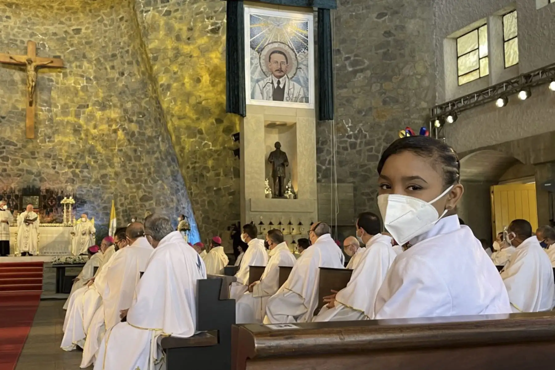 La imagen muestra a la niña venezolana Yaxury Solórzano (derecha), durante la misa de beatificación del doctor José Gregorio Hernández, también llamado "el médico de los pobres", en la capilla de La Salle College High School en Caracas el 30 de abril de 2021. Foto: AFP