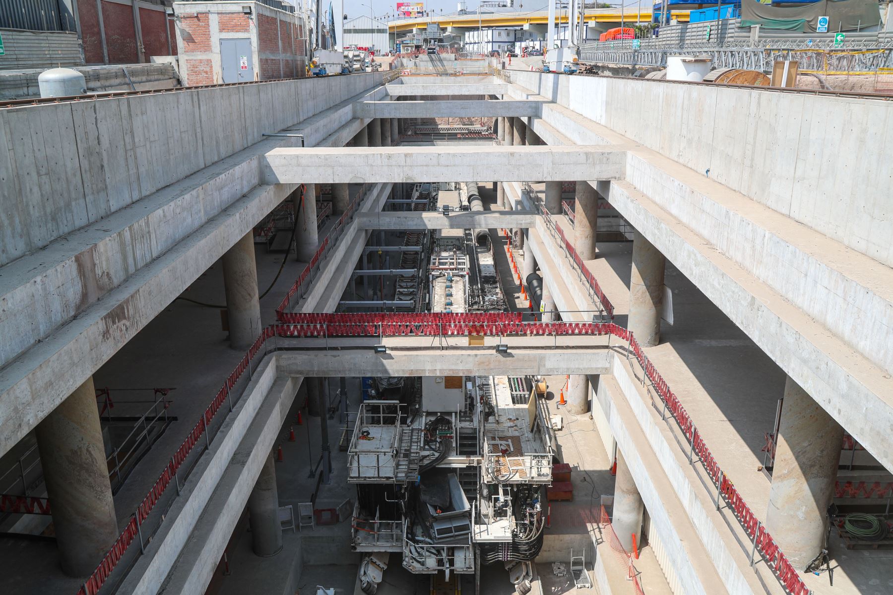 El ministro Eduardo González supervisó los avances de las obras de la Línea 2 del Metro de Lima y Callao y el montaje de la máquina tuneladora en la estación San Juan de Dios.
Foto:ANDINA/MTC