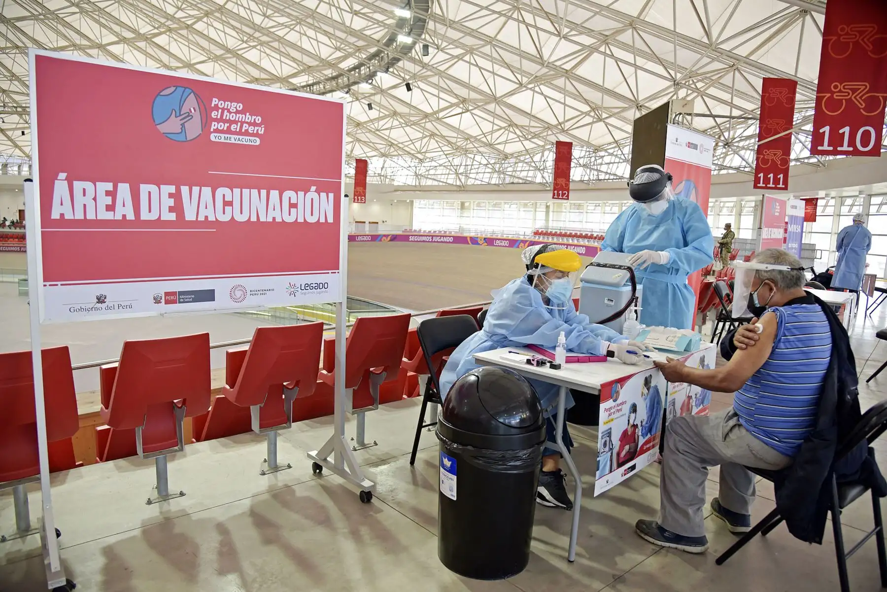 El Centro Acuático y el Velódromo de la Videna se convirtieron desde hoy en centros de inmunización para los adultos mayores de 70 a 79 años, en el marco de la primera fecha de esta nueva etapa del Plan Nacional de Vacunación contra el COVID-19. Foto: Legado Lima 2019