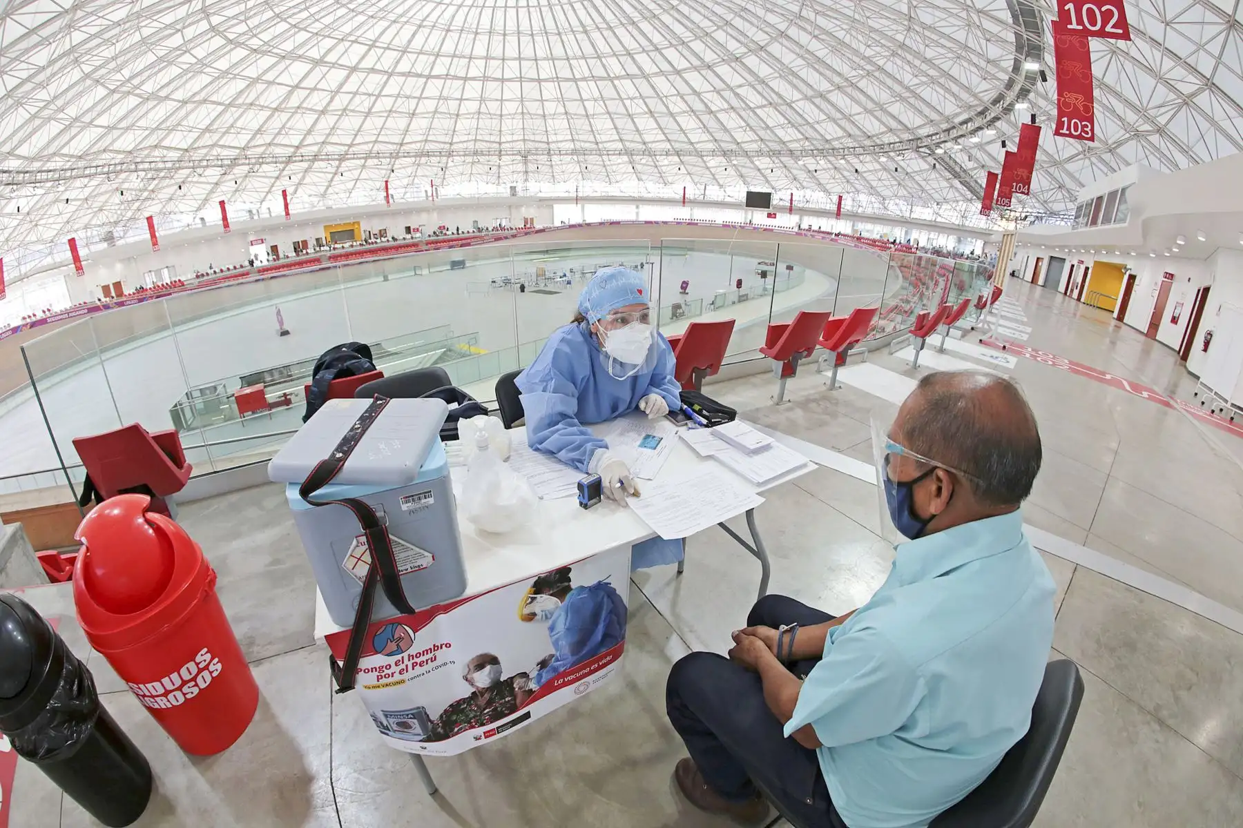 El Centro Acuático y el Velódromo de la Videna se convirtieron desde hoy en centros de inmunización para los adultos mayores de 70 a 79 años, en el marco de la primera fecha de esta nueva etapa del Plan Nacional de Vacunación contra el COVID-19. Foto: Legado Lima 2019