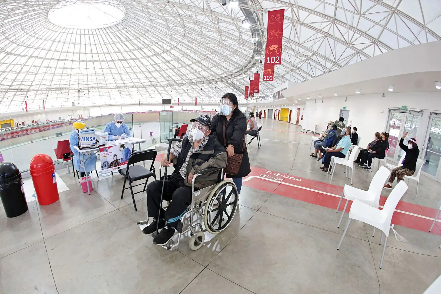 El Centro Acuático y el Velódromo de la Videna se convirtieron desde hoy en centros de inmunización para los adultos mayores de 70 a 79 años, en el marco de la primera fecha de esta nueva etapa del Plan Nacional de Vacunación contra el COVID-19. Foto: Legado Lima 2019
