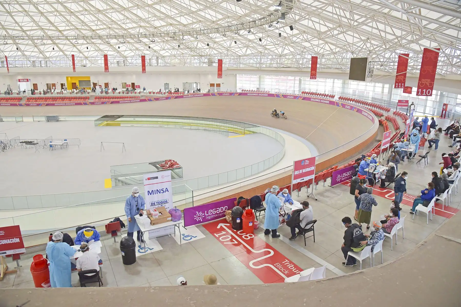 El Centro Acuático y el Velódromo de la Videna se convirtieron desde hoy en centros de inmunización para los adultos mayores de 70 a 79 años, en el marco de la primera fecha de esta nueva etapa del Plan Nacional de Vacunación contra el COVID-19. Foto: Legado Lima 2019