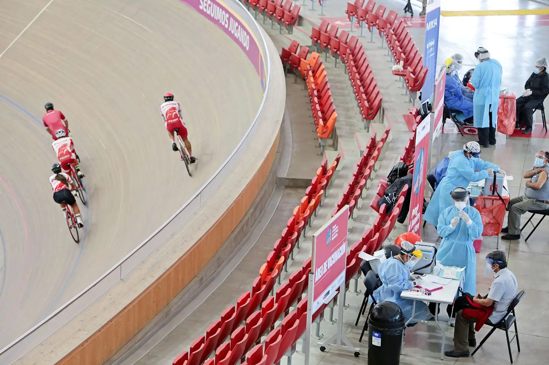 El Centro Acuático y el Velódromo de la Videna se convirtieron desde hoy en centros de inmunización para los adultos mayores de 70 a 79 años, en el marco de la primera fecha de esta nueva etapa del Plan Nacional de Vacunación contra el COVID-19. Foto: Legado Lima 2019