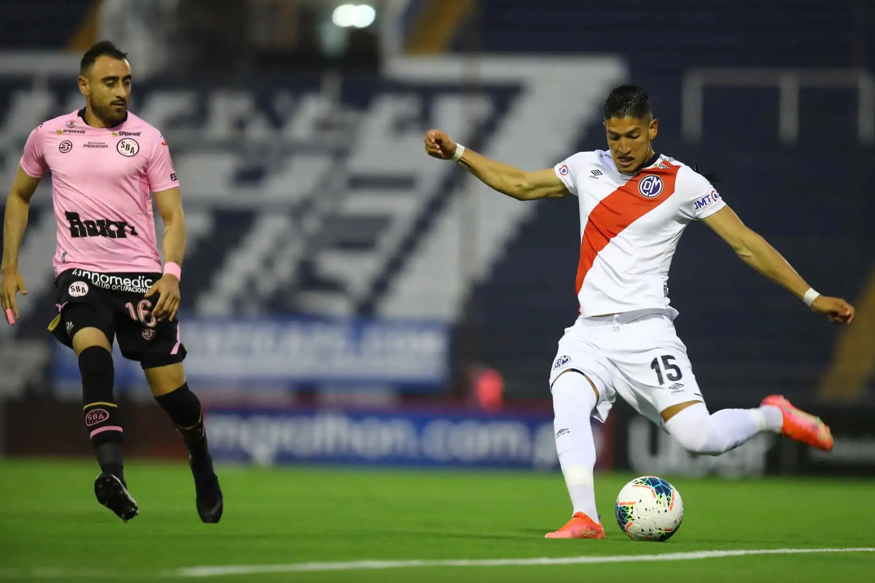 A. Cossio de Deportivo Municipal con E. Nungaray por la sexta fecha de la Liga 1, en el estadio Alejandro Villanueva. Foto: Liga 1