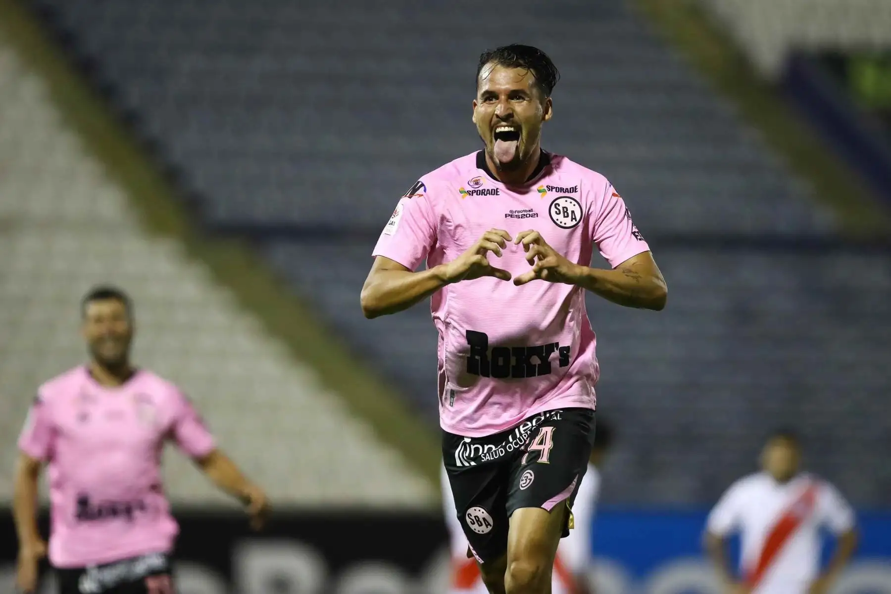 Claudio Torrejón celebra tras anotar el 2-0 ante Deportivo Municipal por la sexta fecha de la Liga 1, en el estadio Alejandro Villanueva. Foto: Liga 1