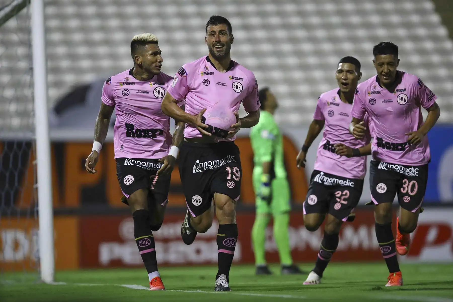 Sebastián Penco marca el 3-0 ante Deportivo Municipal por la sexta fecha la Liga 1, en el estadio Alejandro Villanueva. Foto: Liga 1
