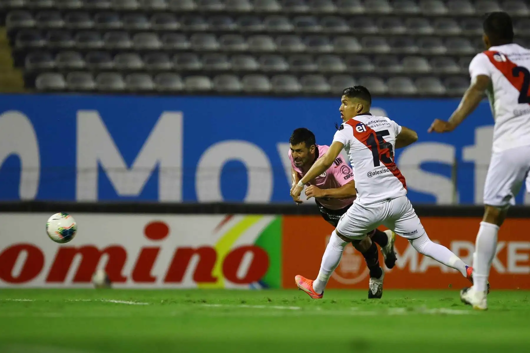 Sebastián Penco marca el 3-0 ante Deportivo Municipal por la sexta fecha la Liga 1, en el estadio Alejandro Villanueva. Foto: Liga 1