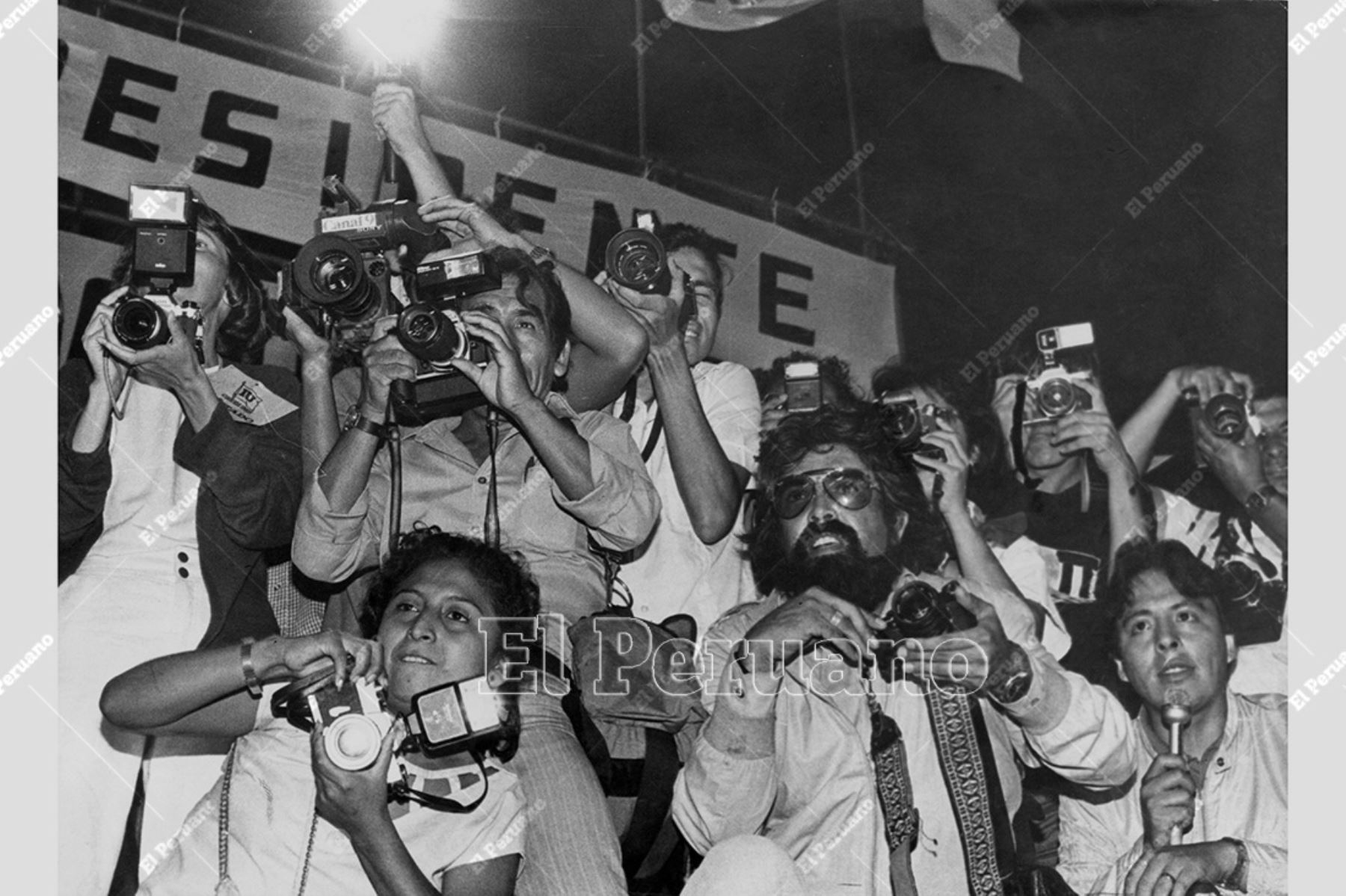 Lima - 9 abril 1985. Un grupo de reporteros gráficos cubre el mitin de Alfonso Barrantes, líder de Izquierda Unida. Foto: Archivo Histórico de El Peruano