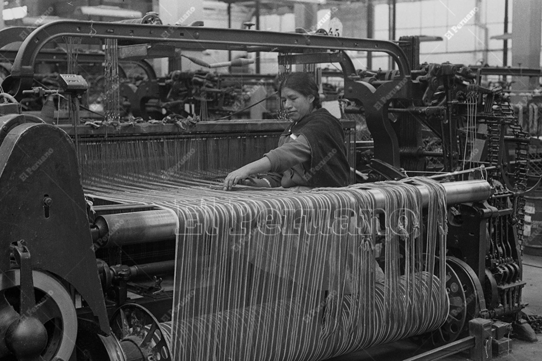 Lima - 12 diciembre 1975. Trabajadora de la Cooperativa de Producción Textil " 3 de Octubre". Foto: Archivo Histórico de El Peruano