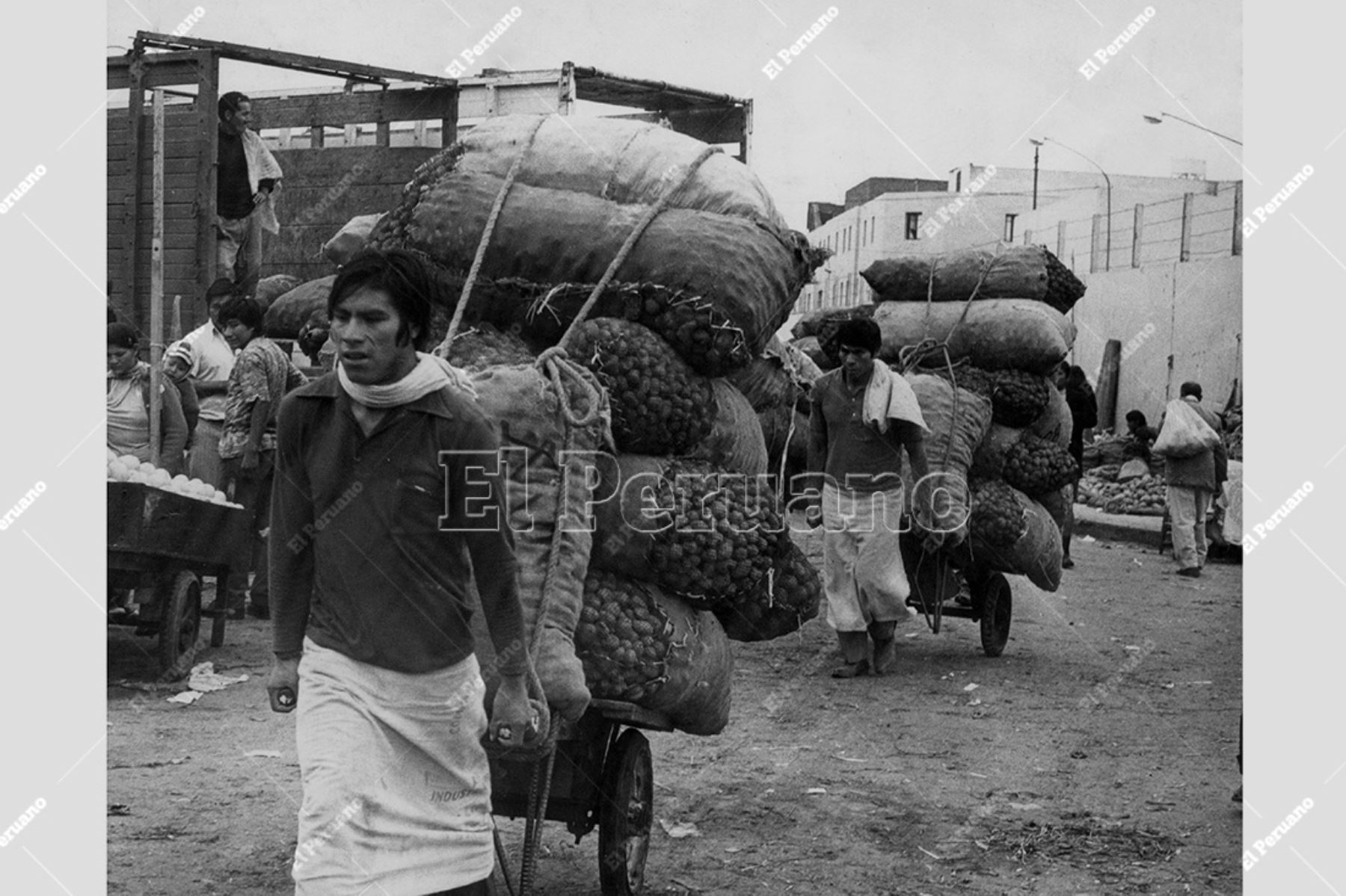Lima - 1 julio 1975. Estibadores en el mercado mayorista de La Parada en La Victoria. Foto: Archivo Histórico de El Peruano / Bernabé Wong