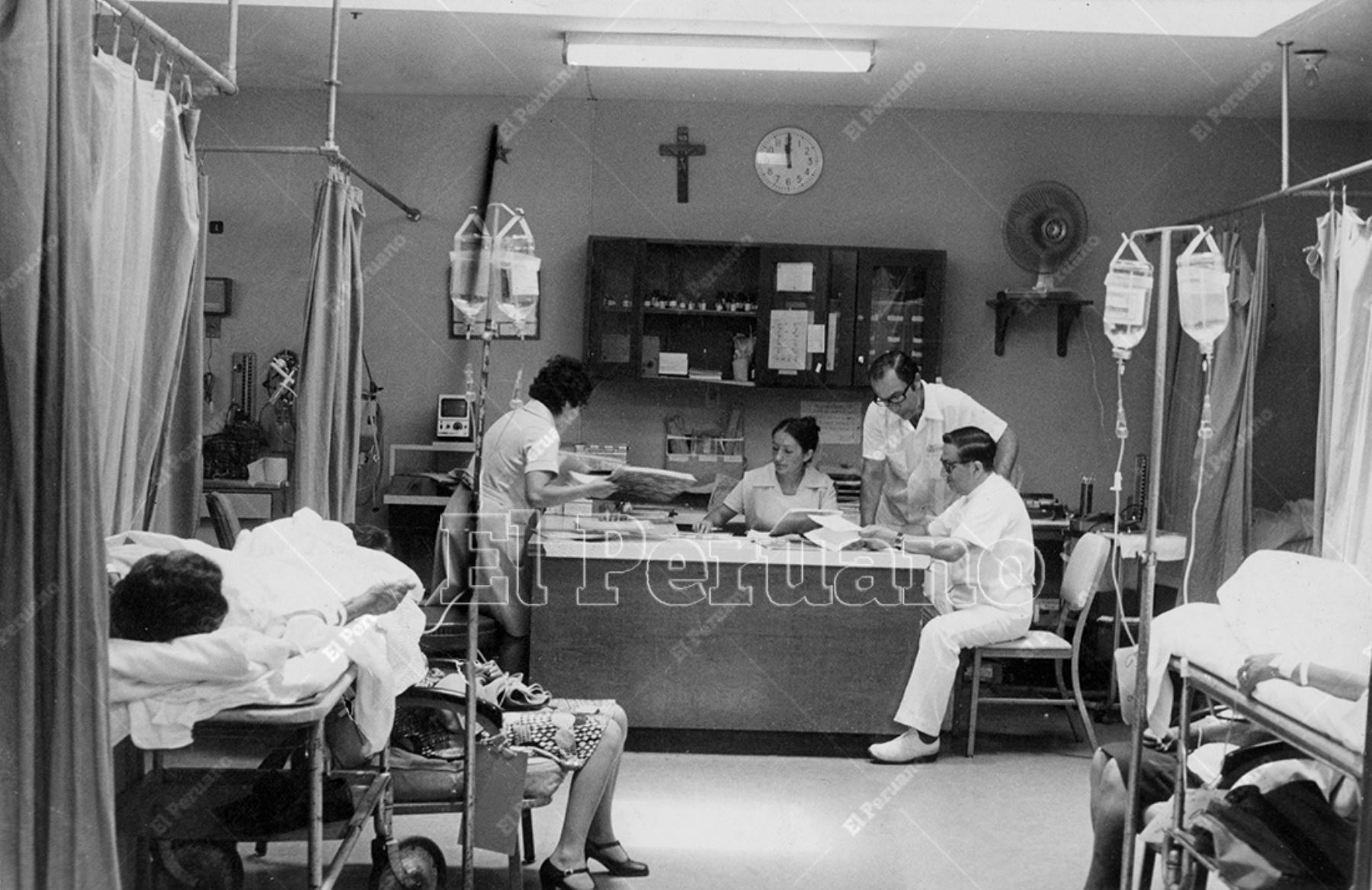 Lima - 20 enero 1977. Médicos de guardia en la sala de emergencia del Hospital del Empleado del Seguro Social. Foto: Archivo Histórico de El Peruano