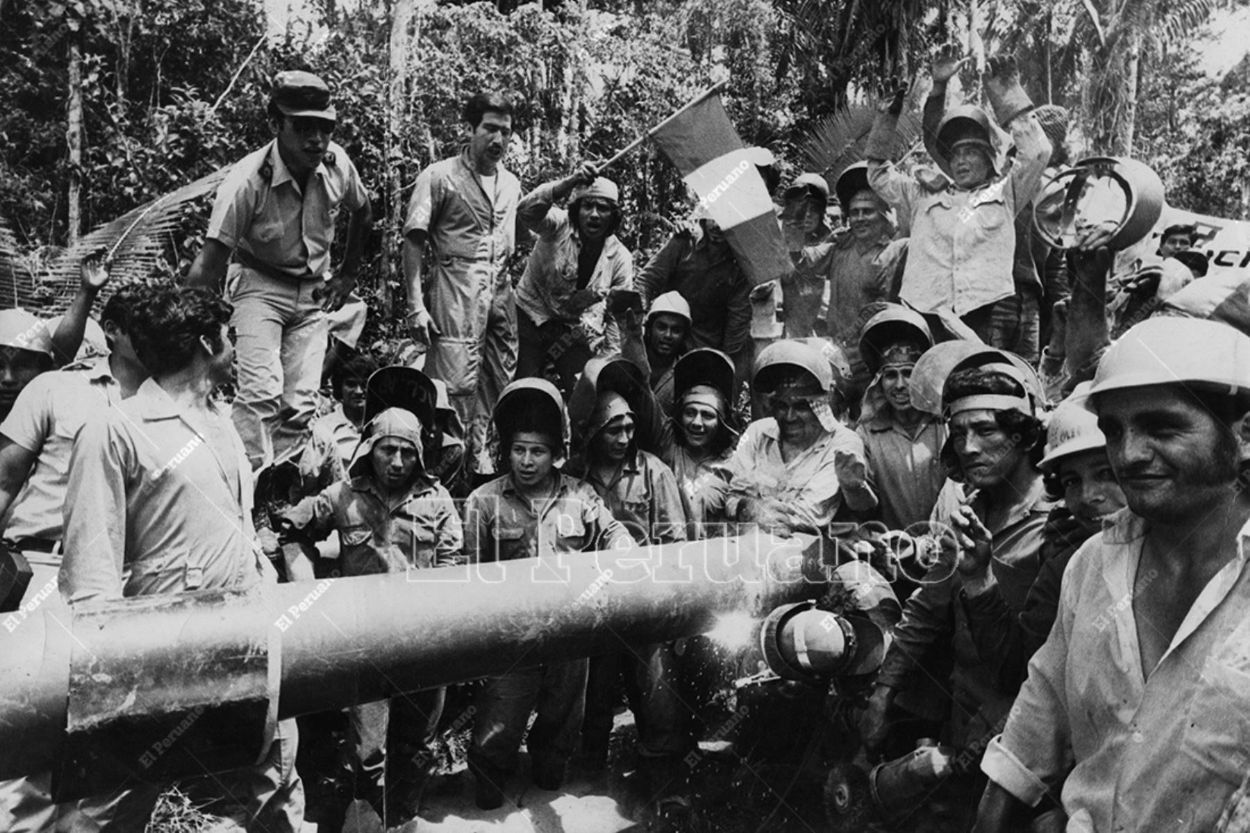 Loreto - 1975. Obreros en la construcción del Oleoducto Norperuano en plena selva de Loreto. Foto: Archivo Histórico de El Peruano