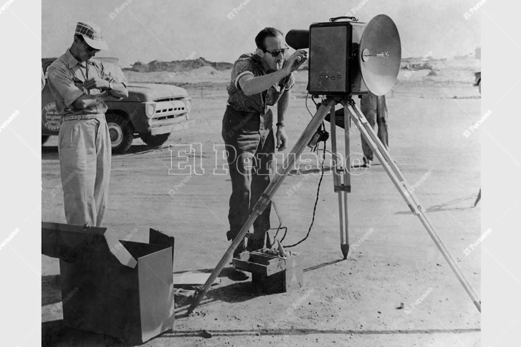 Callao - 26 febrero 1960. Técnicos e ingenieros en plena labor durante la construcción de la pista de aterrizaje del nuevo Aeropuerto Internacional Lima-Callao. Foto: Archivo Histórico de El Peruano