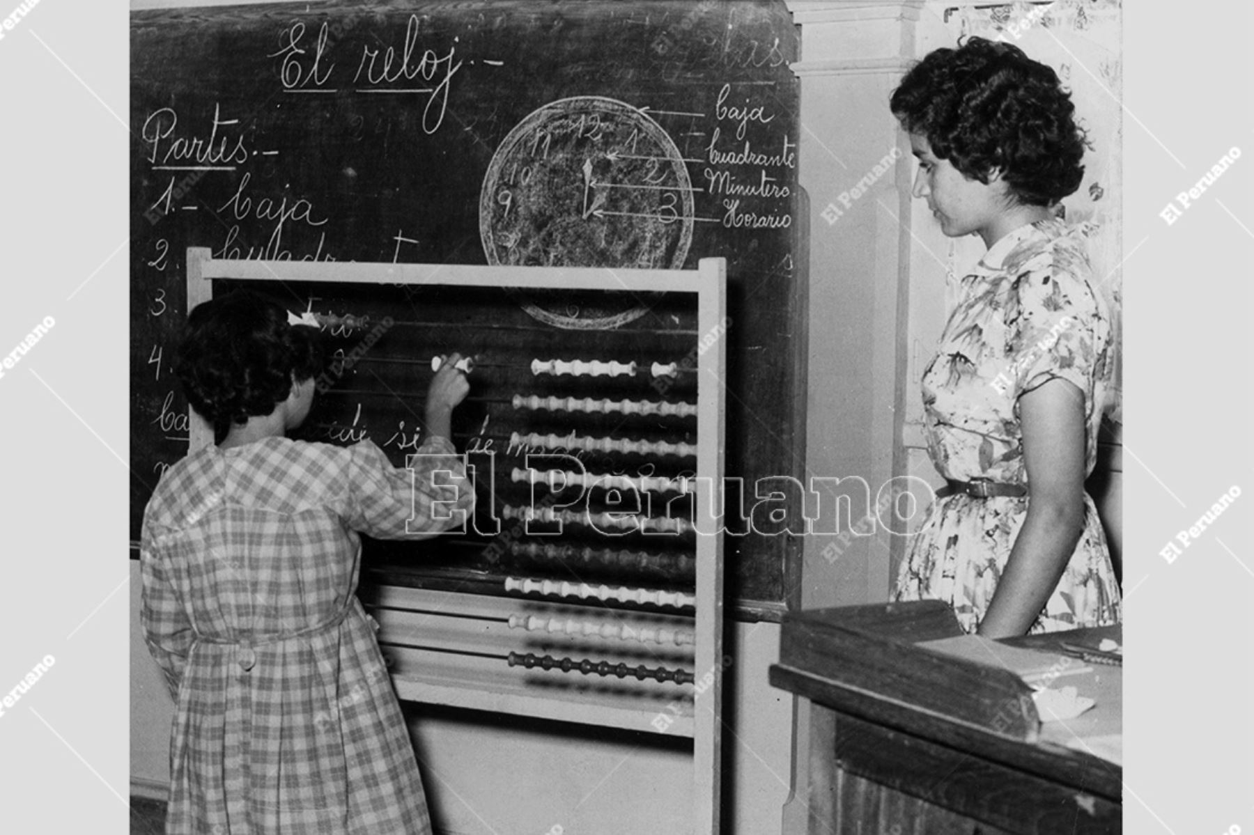 Lima - 24 mayo 1957. La profesora Rita Soledad Berríos imparte clases de matemática a las niñas del Puericultorio Pérez Araníbar. Foto: Archivo Histórico de El Peruano