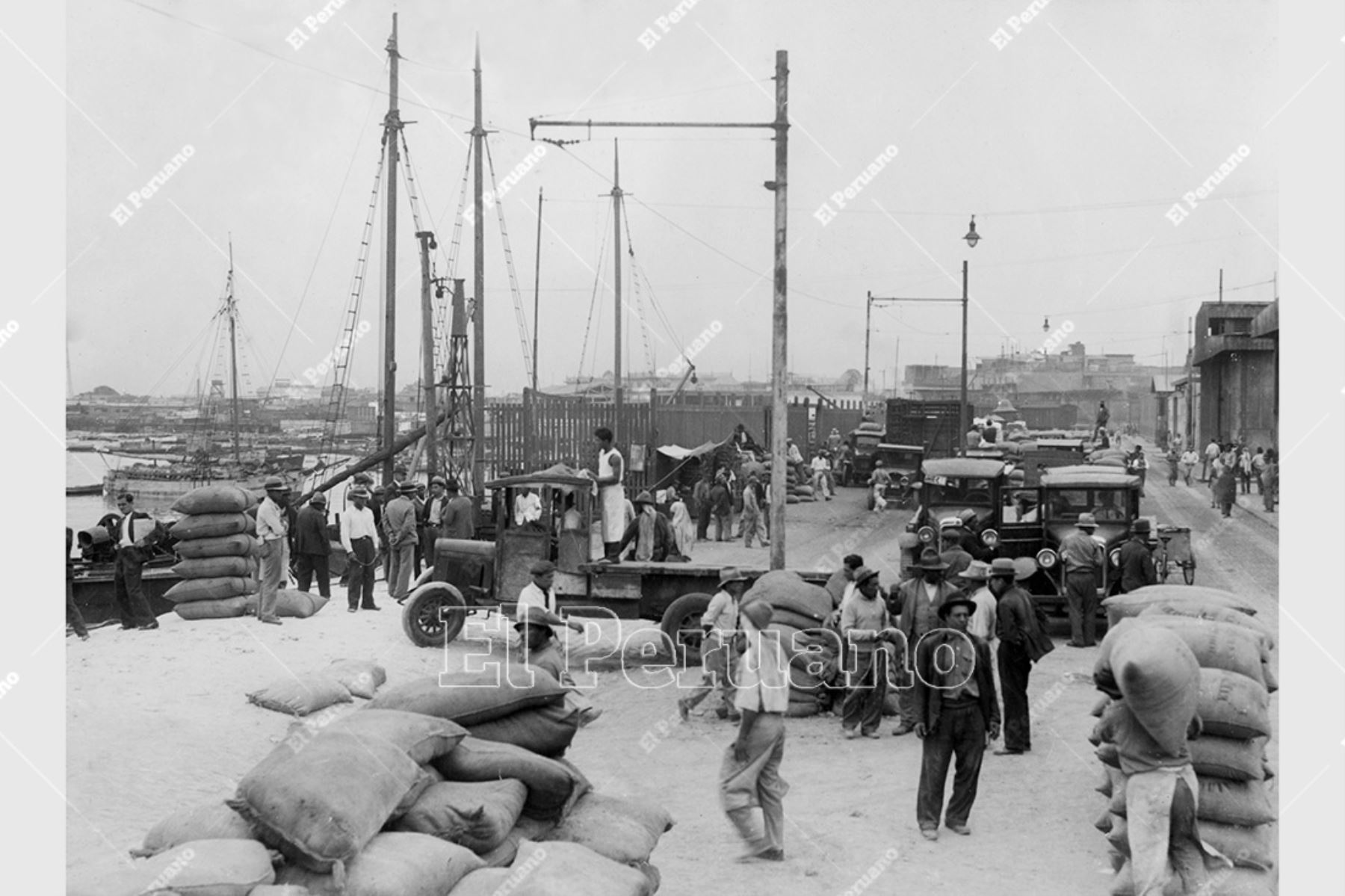 Callao - 1930. Trabajadores del puerto de Callao. Descarga de cabotaje en el muelle Dársena. Foto: Archivo Histórico de El Peruano