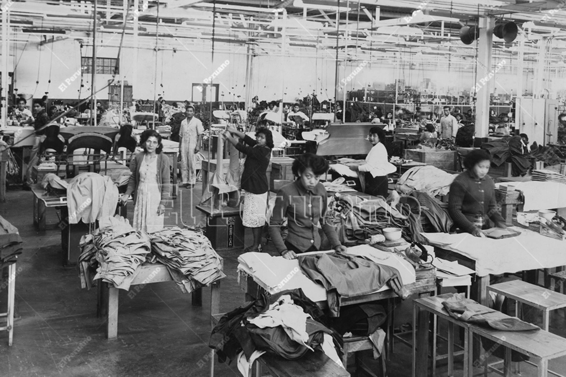 Callao - 1952. Trabajadores textiles de la Fábrica de Confecciones Texoro S.A. Foto: Archivo Histórico de El Peruano