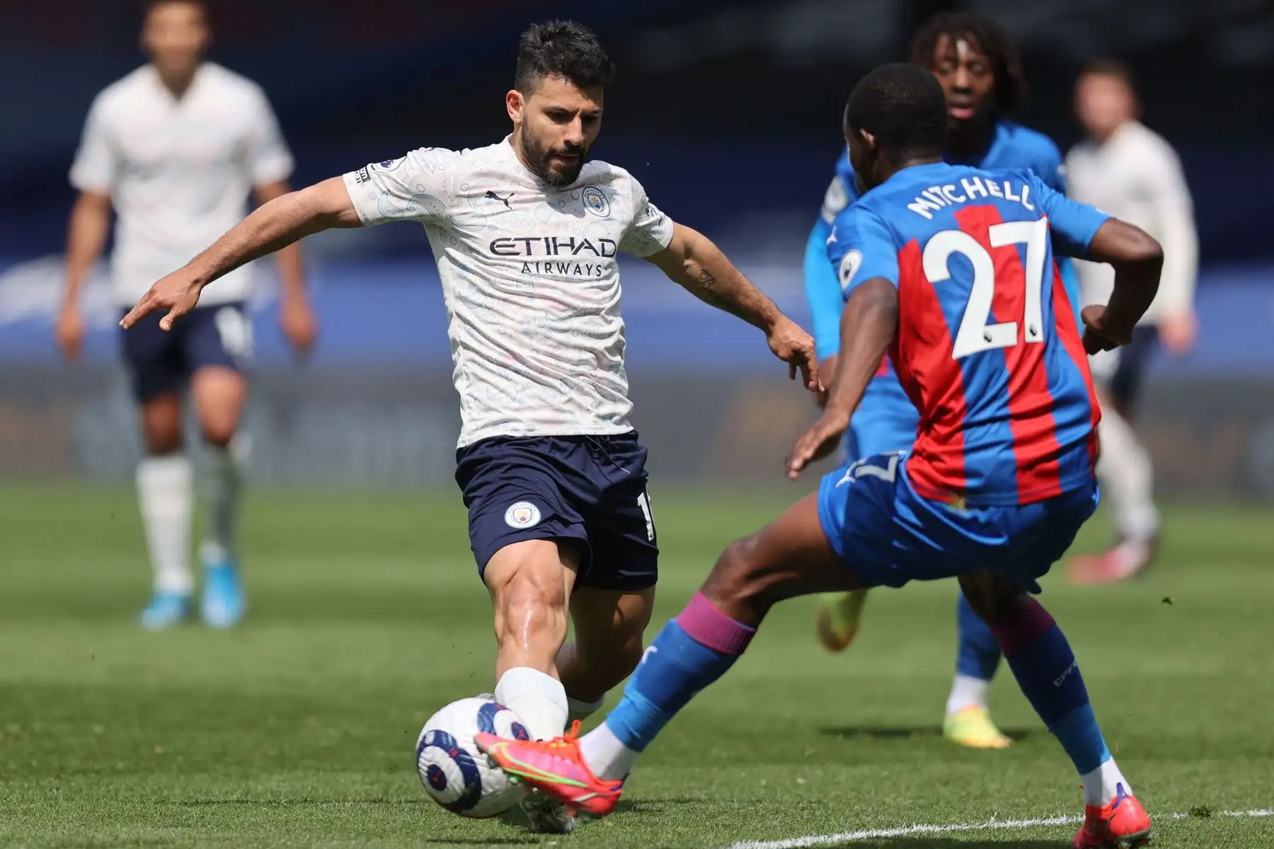 El delantero argentino del Manchester City Sergio Agüero compite con el defensor inglés del Crystal Palace Tyrick Mitchell durante el partido de fútbol de la Premier League inglesa entre Crystal Palace y Manchester City.
Foto: AFP