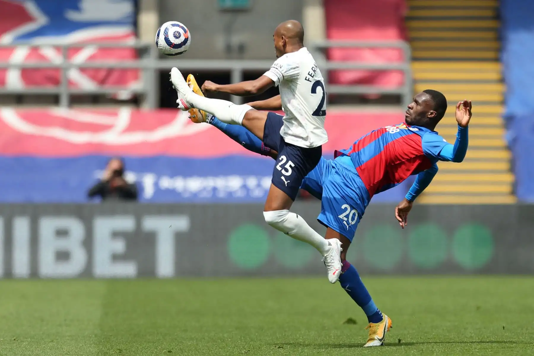 El centrocampista brasileño del Manchester City Fernandinho, compite con el delantero belga de Crystal Palace, nacido en Zaire, Christian Benteke durante el partido de fútbol de la Premier League inglesa entre Crystal Palace y Manchester City.
Foto: AFP