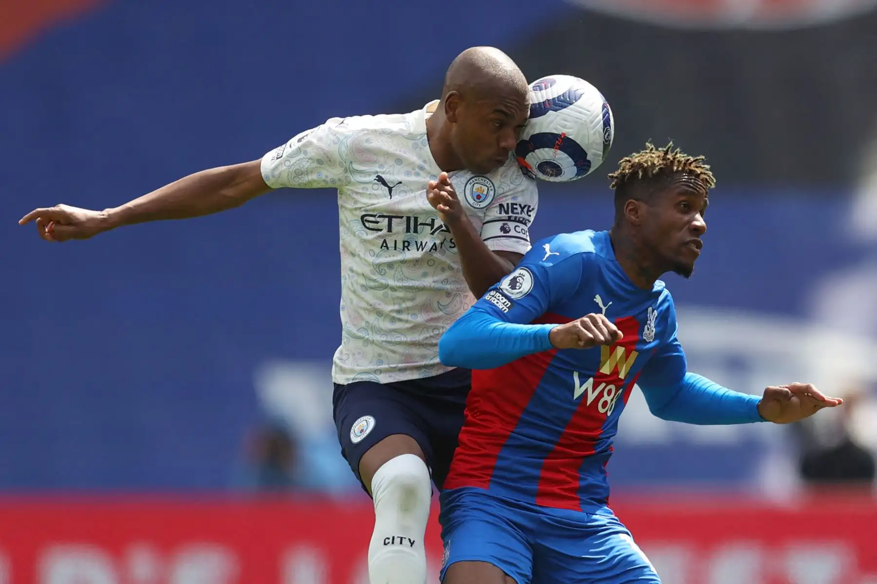 El centrocampista brasileño del Manchester City Fernandinho compite con el delantero marfileño del Crystal Palace Wilfried Zaha durante el partido de fútbol de la Premier League inglesa entre Crystal Palace y Manchester City.
Foto: AFP