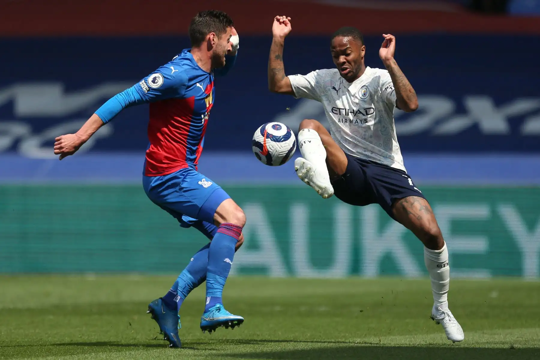 El defensa inglés del Crystal Palace, Joel Ward, compite con el mediocampista inglés del Manchester City Raheem Sterling durante el partido de fútbol de la Premier League inglesa entre Crystal Palace y Manchester City.
Foto: AFP