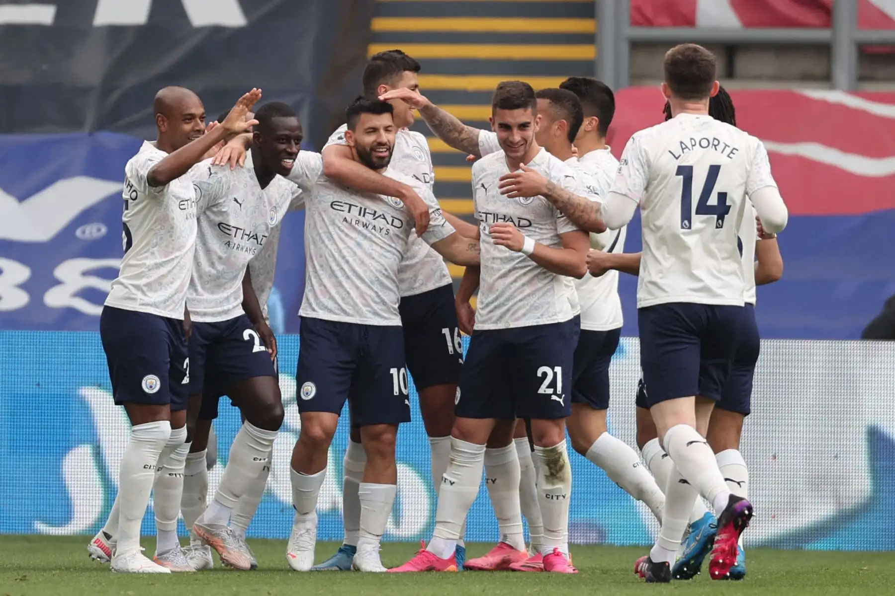 El delantero argentino del Manchester City Sergio Agüero celebra anotar el primer gol de su equipo con sus compañeros durante el partido de fútbol de la Premier League inglesa entre Crystal Palace y Manchester City.
Foto: AFP