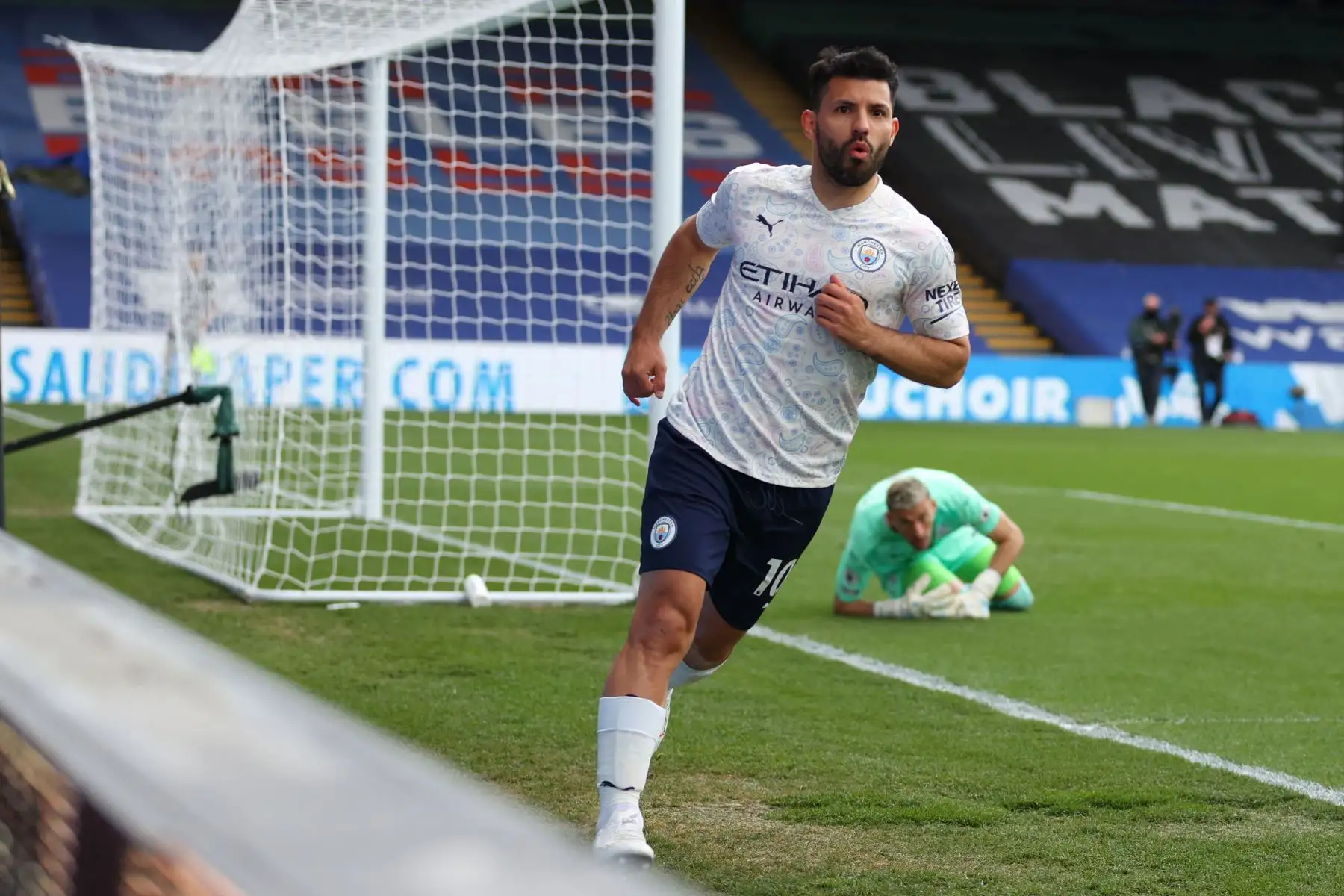 El delantero argentino del Manchester City Sergio Agüero celebra anotar el primer gol de su equipo durante el partido de fútbol de la Premier League inglesa entre Crystal Palace y Manchester City.
Foto: AFP