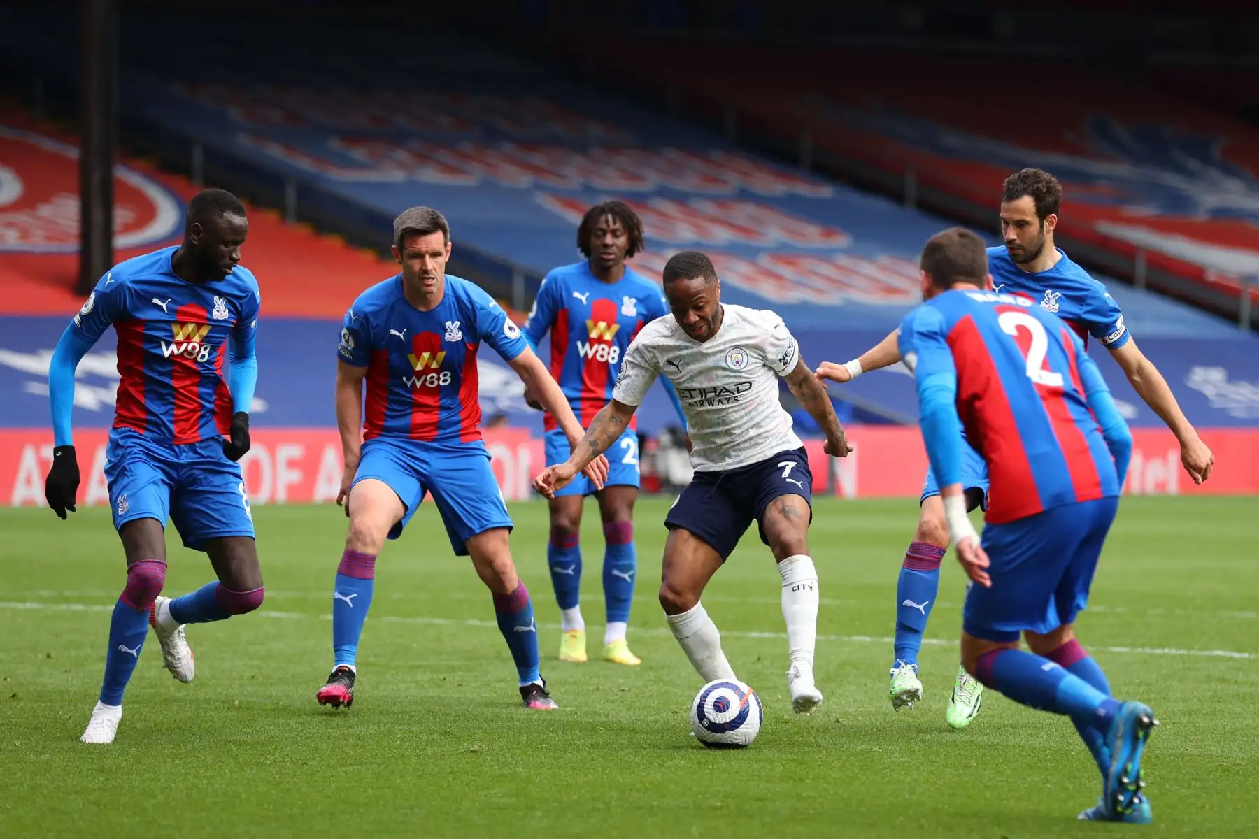 El centrocampista inglés del Manchester City Raheem Sterling compite con los defensores del Crystal Palace durante el partido de fútbol de la Premier League inglesa entre Crystal Palace y Manchester City.
Foto: AFP