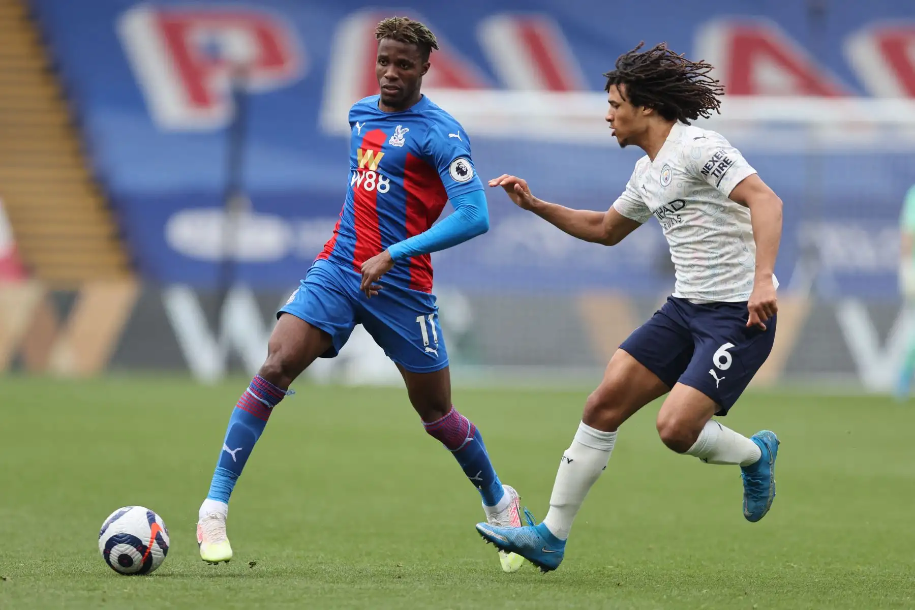 El delantero marfileño del Crystal Palace, Wilfried Zaha, compite con el defensor holandés del Manchester City, Nathan Ake, durante el partido de fútbol de la Premier League inglesa entre Crystal Palace y Manchester City.
Foto: AFP