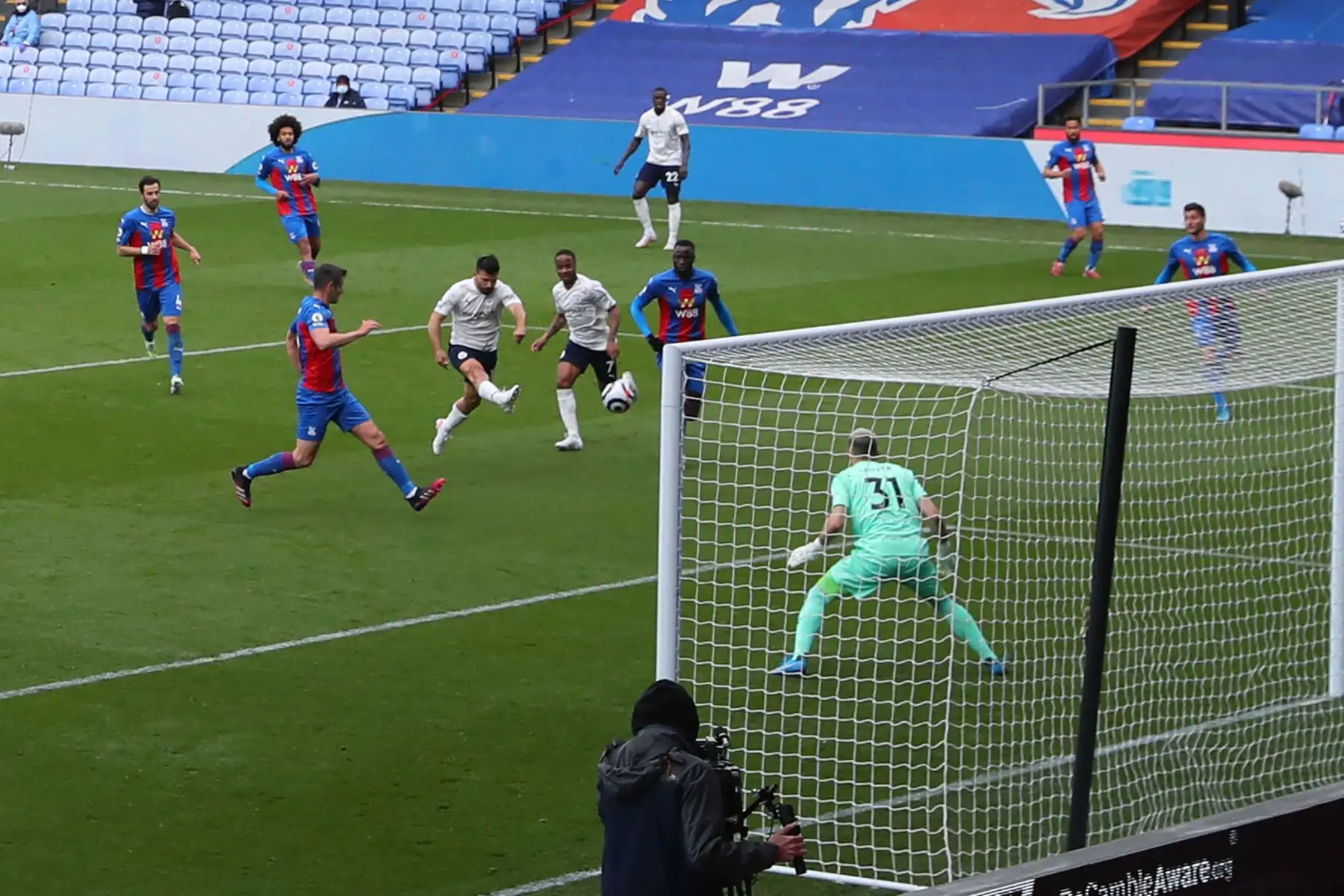 El delantero argentino del Manchester City Sergio Agüero marca el primer gol de su equipo durante el partido de fútbol de la Premier League inglesa entre Crystal Palace y Manchester City.
Foto: AFP