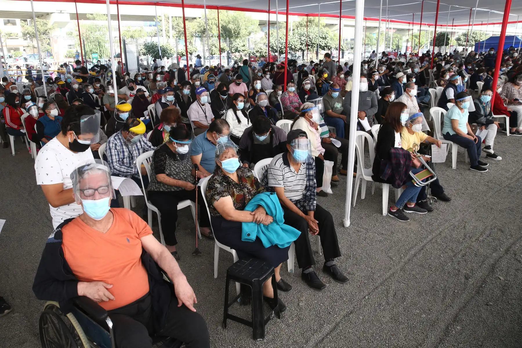 Continúa el proceso de inmunización contra la covid-19 a los adultos mayores de 70 años, que viene desarrollándose en el marco de la estrategia gubernamental de vacunación territorial universal en el Parque zonal Huiracocha del distrito de San Juan de Lurigancho.
Foto: ANDINA/Vidal Tarqui