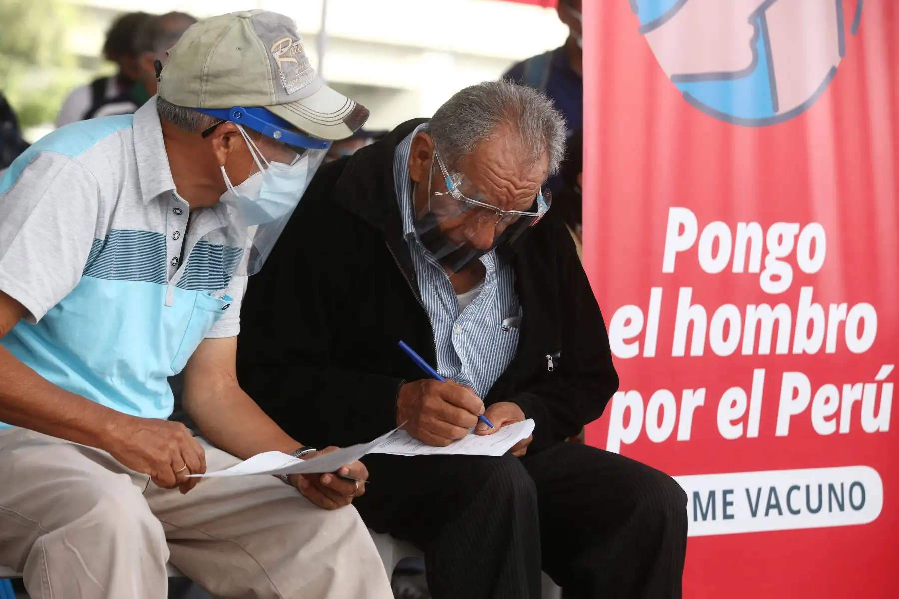 Continúa el proceso de inmunización contra la covid-19 a los adultos mayores de 70 años, que viene desarrollándose en el marco de la estrategia gubernamental de vacunación territorial universal en el Parque zonal Huiracocha del distrito de San Juan de Lurigancho.
Foto: ANDINA/Vidal Tarqui