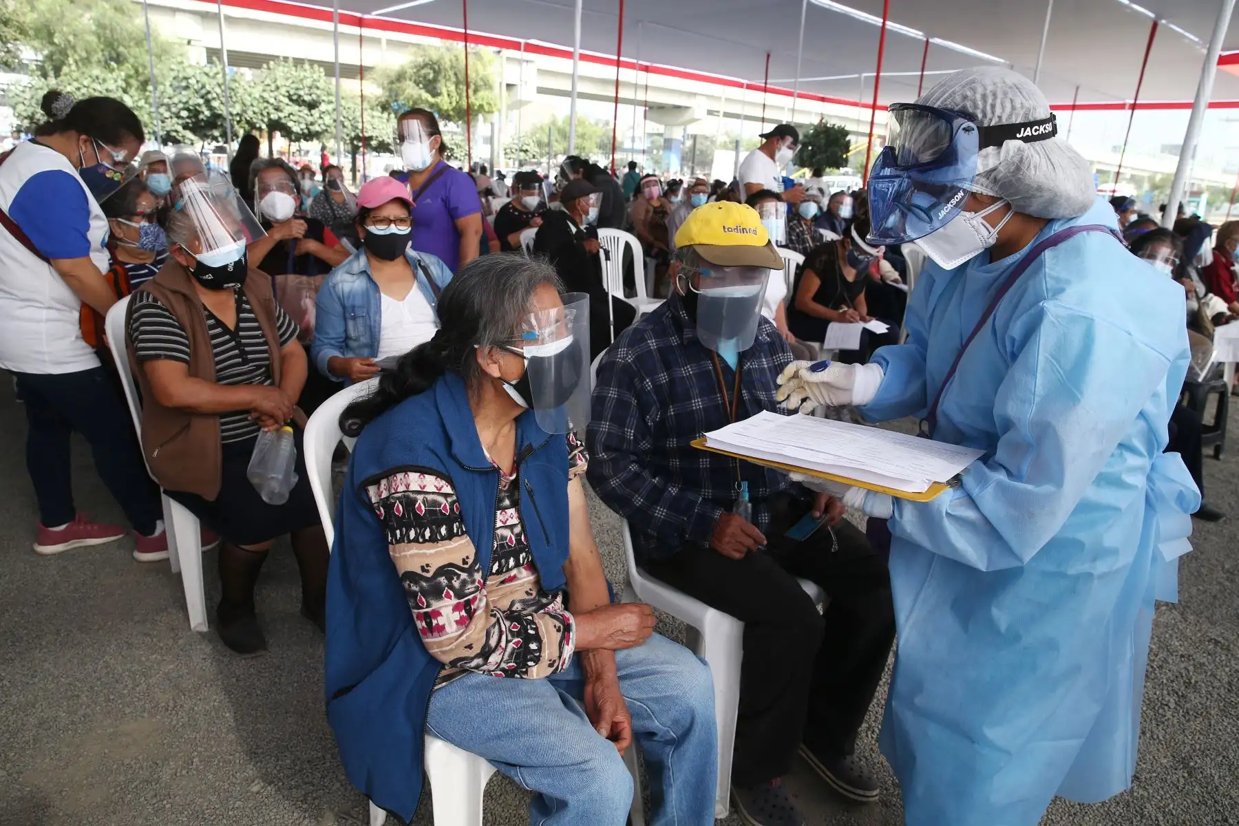 Continúa el proceso de inmunización contra la covid-19 a los adultos mayores de 70 años, que viene desarrollándose en el marco de la estrategia gubernamental de vacunación territorial universal en el Parque zonal Huiracocha del distrito de San Juan de Lurigancho.
Foto: ANDINA/Vidal Tarqui