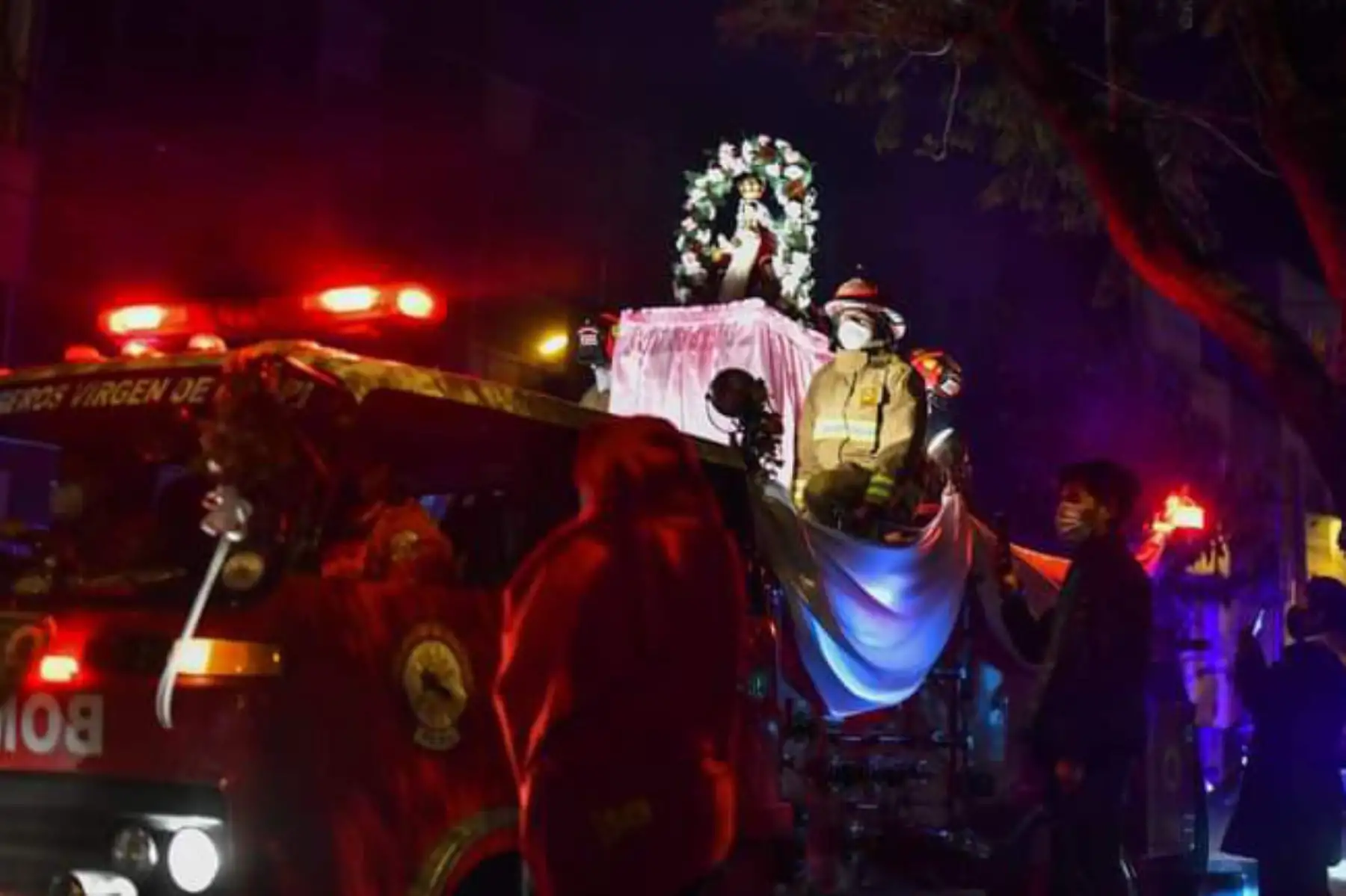 La virgen de Chapi visitó hospitales y calles de ciudad de Arequipa acompañada de la compañía de bomberos Virgen de Chapi B 233.
Foto: Cortesía Diego Ramos
