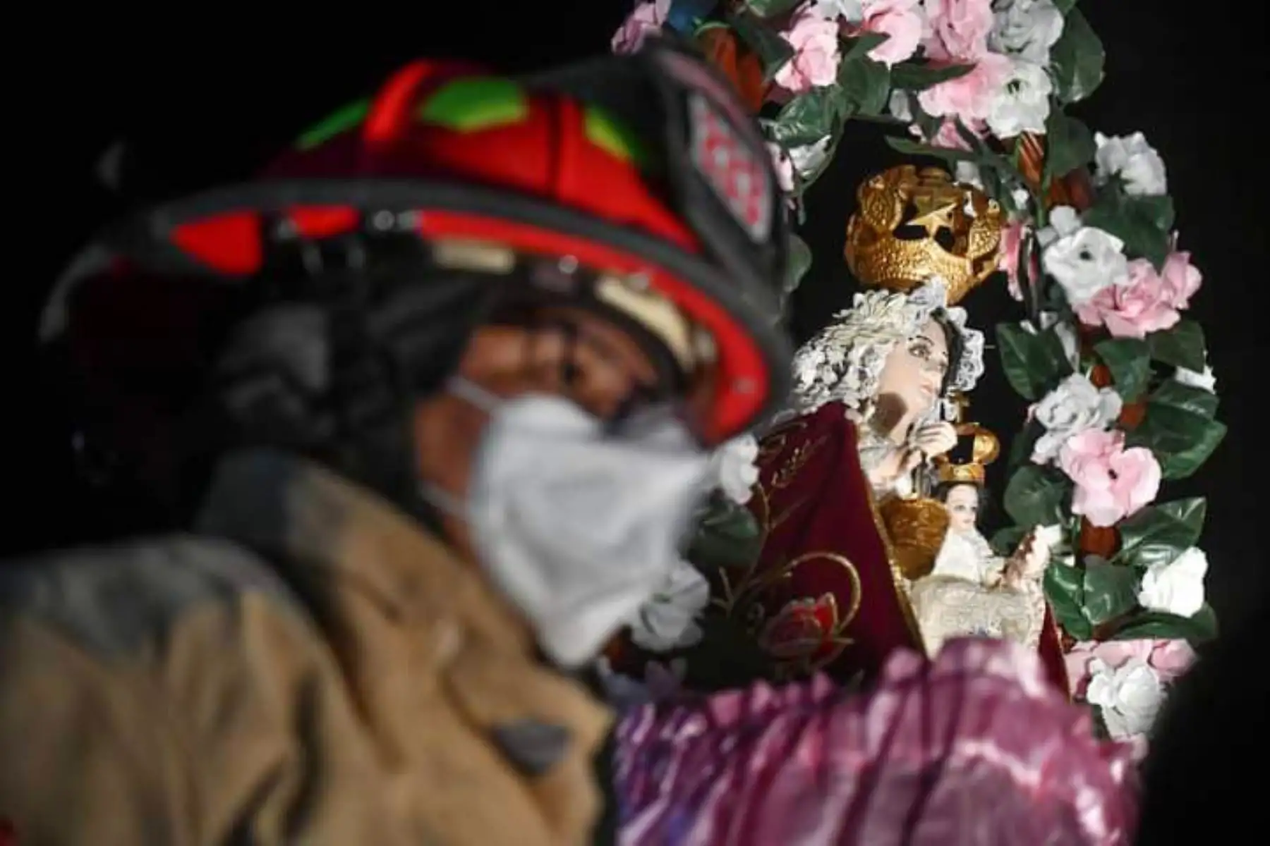 La virgen de Chapi visitó hospitales y calles de ciudad de Arequipa acompañada de la compañía de bomberos Virgen de Chapi B 233.
Foto: Cortesía Diego Ramos