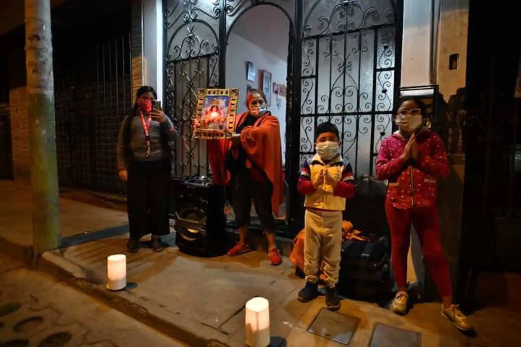 La virgen de Chapi visitó hospitales y calles de ciudad de Arequipa acompañada de la compañía de bomberos Virgen de Chapi B 233.
Foto: Cortesía Diego Ramos