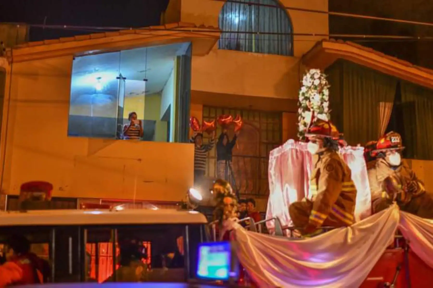 La virgen de Chapi visitó hospitales y calles de ciudad de Arequipa acompañada de la compañía de bomberos Virgen de Chapi B 233.
Foto: Cortesía Diego Ramos