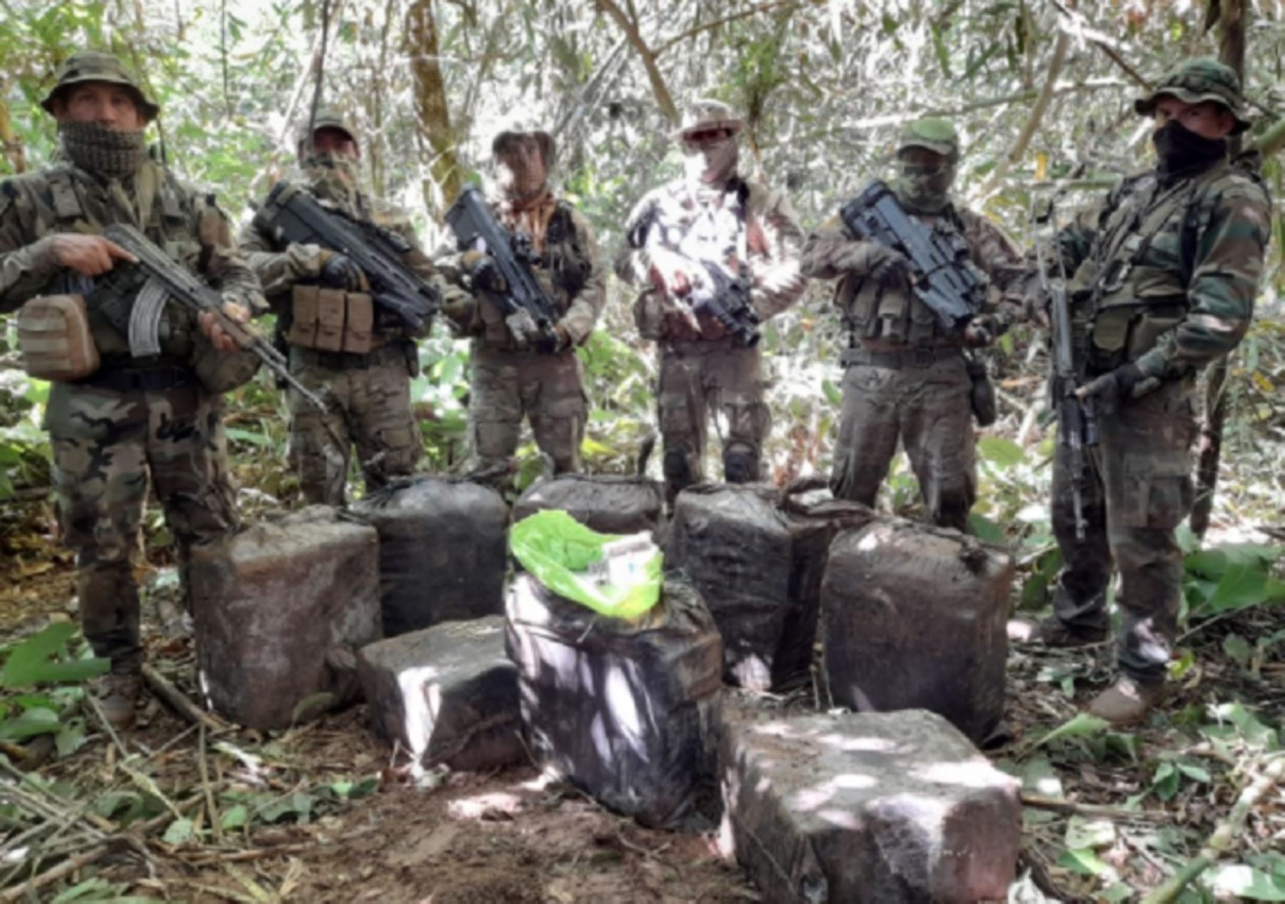 Continuando con la operación integrada “Jucavello”, que lucha contra el tráfico ilícito de drogas, miembros de las Fuerzas Armadas en apoyo a la Policía Nacional del Perú, han incautado, hasta el momento 1,160.95 kilos de alcaloide de cocaína, en el distrito de Megantoni, provincia La Convención, departamento del Cusco.