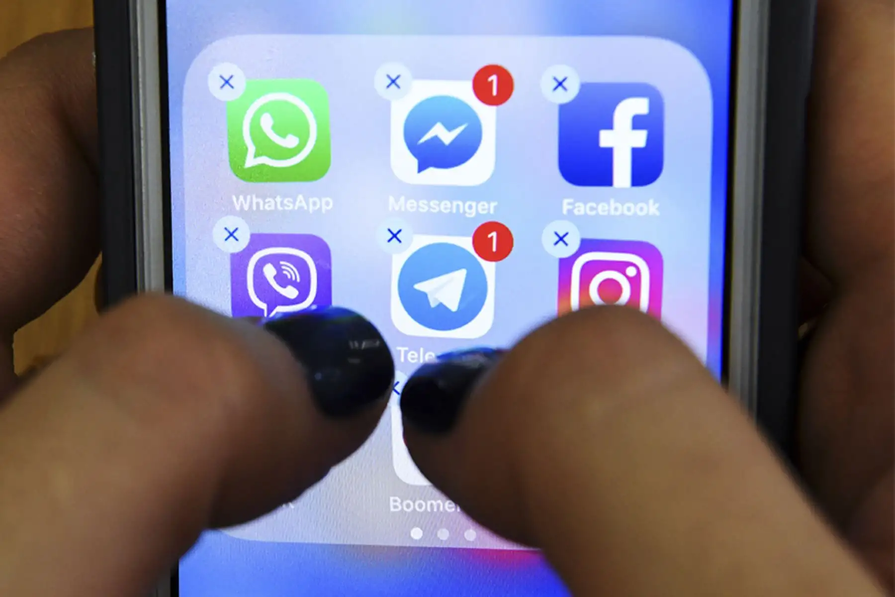 Las aplicaciones de mensajería son populares porque resulta sencillo registrarse, así como poder enviar mensajes de texto, fotos y mensajes cortos de vídeo y voz en tiempo real.