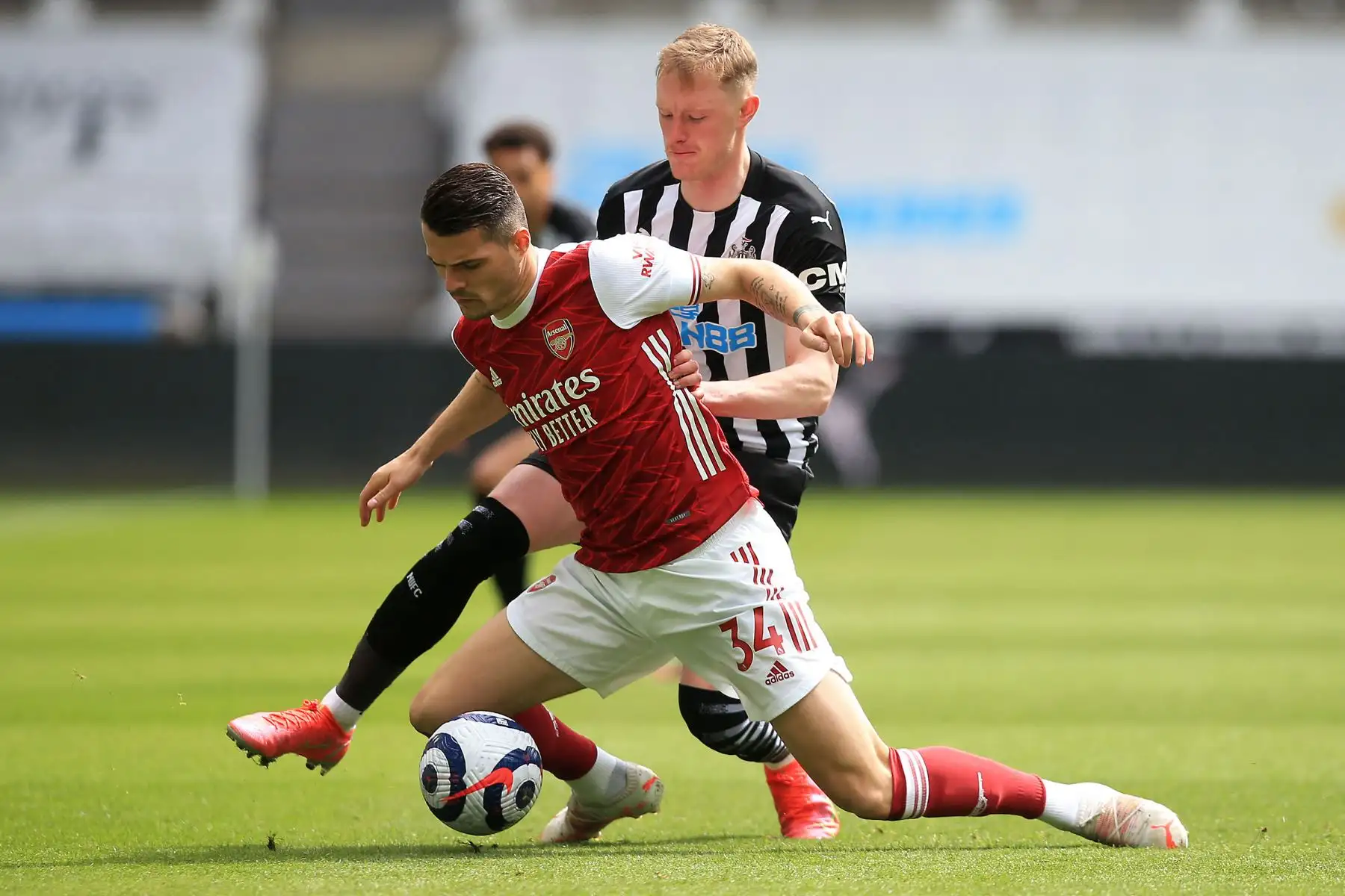 El mediocampista inglés del Newcastle United, Sean Longstaff, compite con el mediocampista suizo del Arsenal, Granit Xhaka, durante el partido de fútbol de la Premier League inglesa entre el Newcastle United y el Arsenal.
Foto: AFP