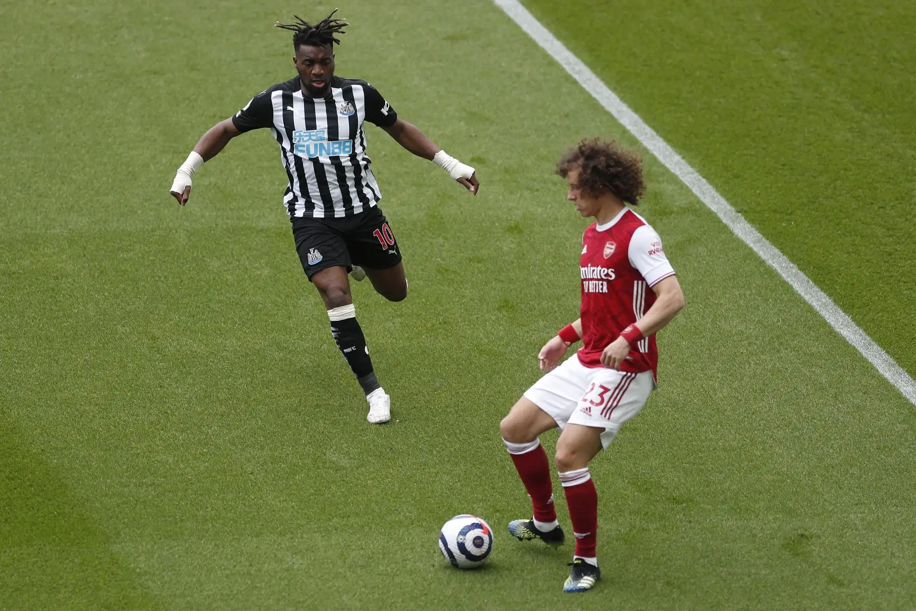 El centrocampista francés del Newcastle United Allan Saint-Maximin compite con el defensor brasileño del Arsenal David Luiz  durante el partido de fútbol de la Premier League inglesa entre el Newcastle United y el Arsenal.
Foto: AFP