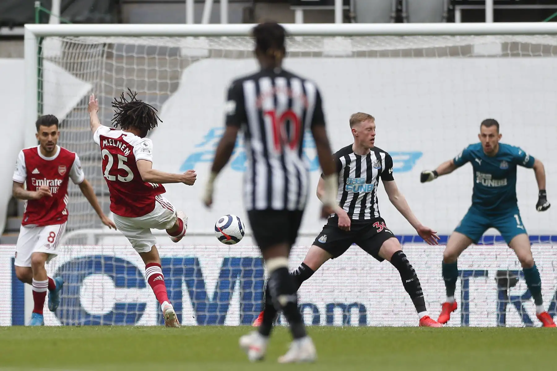 El mediocampista egipcio del Arsenal Mohamed Elneny  anota el primer gol de su equipo durante el partido de fútbol de la Premier League inglesa entre el Newcastle United y el Arsenal.
Foto: AFP