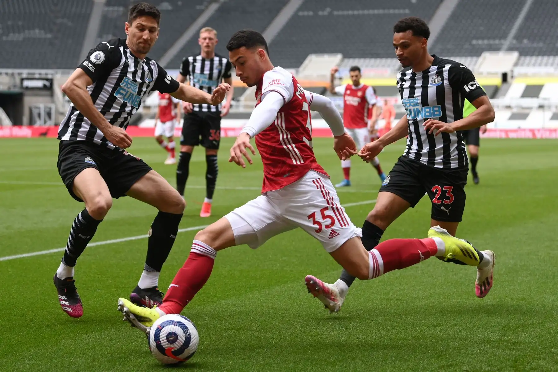 El delantero brasileño del Arsenal Gabriel Martinelli  en el balón durante el partido de fútbol de la Premier League inglesa entre el Newcastle United y el Arsenal.
Foto: AFP