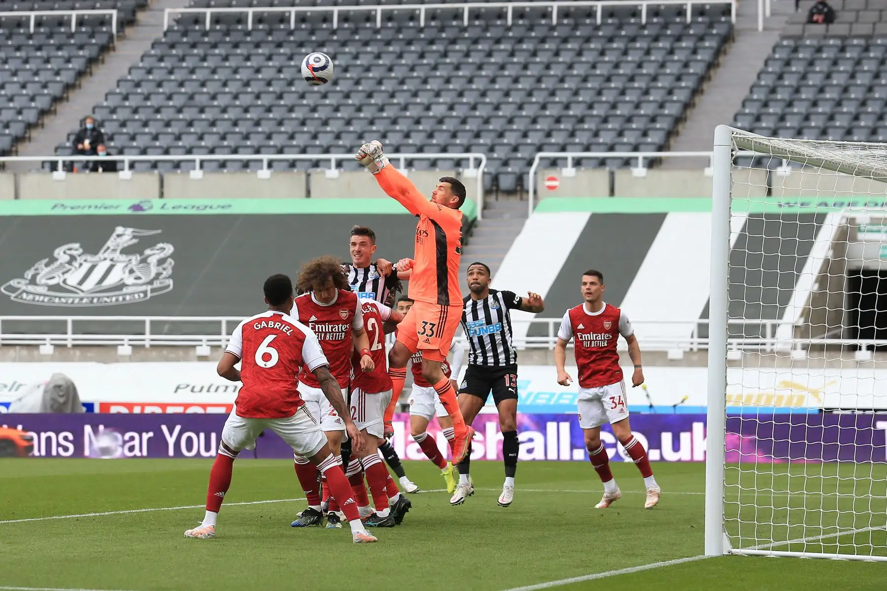 El portero australiano del Arsenal, Mat Ryan, hace una parada durante el partido de fútbol de la Premier League inglesa entre el Newcastle United y el Arsenal.
Foto: AFP