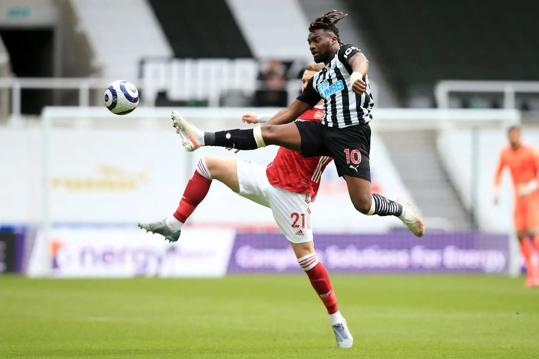 El defensor inglés del Arsenal Calum Chambers compite con el centrocampista francés del Newcastle United Allan Saint-Maximin durante el partido de fútbol de la Premier League inglesa entre el Newcastle United y el Arsenal.
Foto: AFP