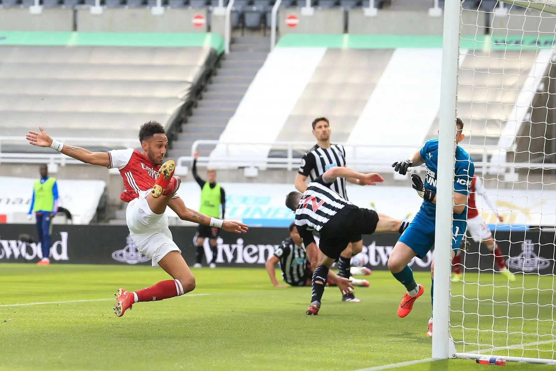 El delantero gabonés del Arsenal Pierre-Emerick Aubameyang anota el segundo gol de su equipo durante el partido de fútbol de la Premier League inglesa entre el Newcastle United y el Arsenal.
Foto: AFP