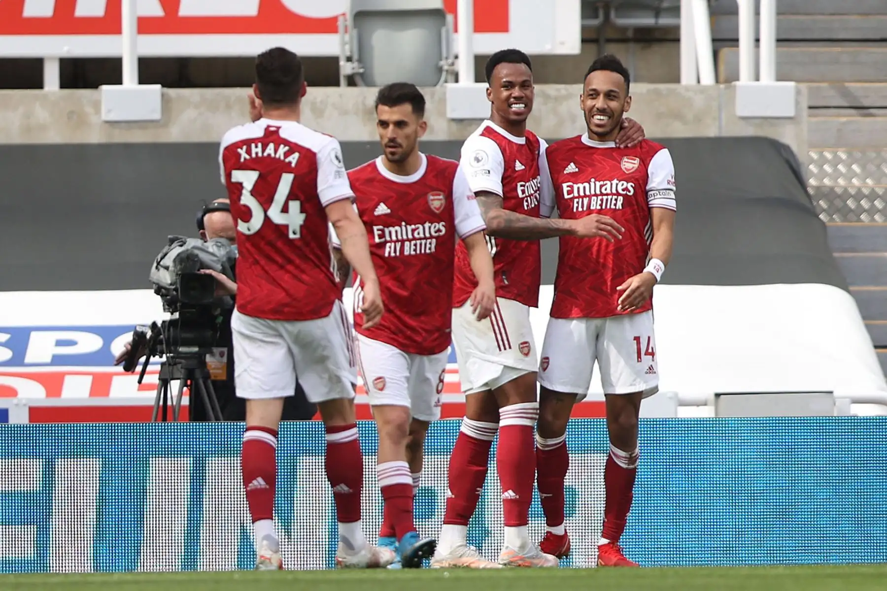 El delantero gabonés del Arsenal Pierre-Emerick Aubameyang celebra anotar el segundo gol de su equipo con sus compañeros durante el partido de fútbol de la Premier League inglesa entre el Newcastle United y el Arsenal.
Foto: AFP