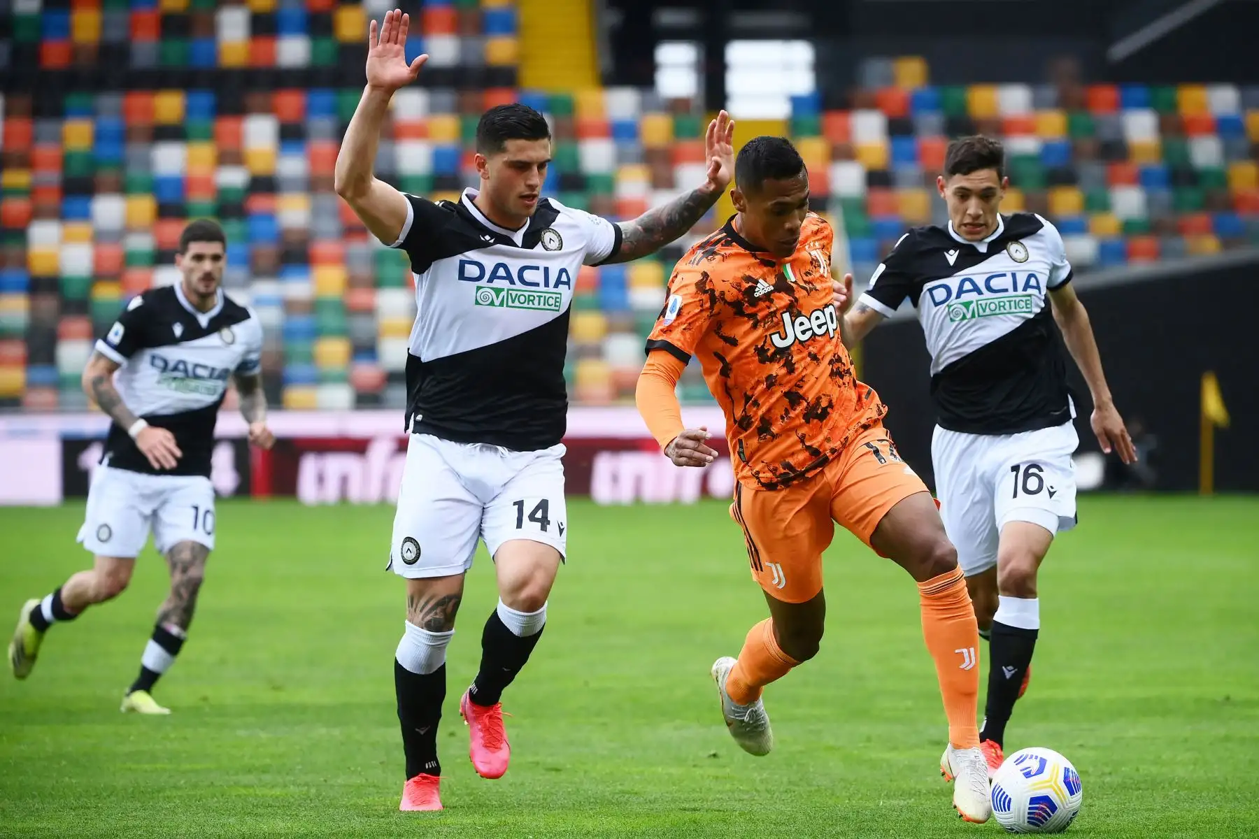 El defensor italiano del Udinese Kevin Bonifazi  lucha por el balón con el defensor brasileño de la Juventus Alex Sandro durante el partido de fútbol de la Serie A italiana entre el Udinese y la Juventus.
Foto: AFP