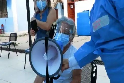 EsSalud Tumbes indicó que se aplicará más de 800 dosis a los adultos mayores de 80 años en su punto de vacunación.