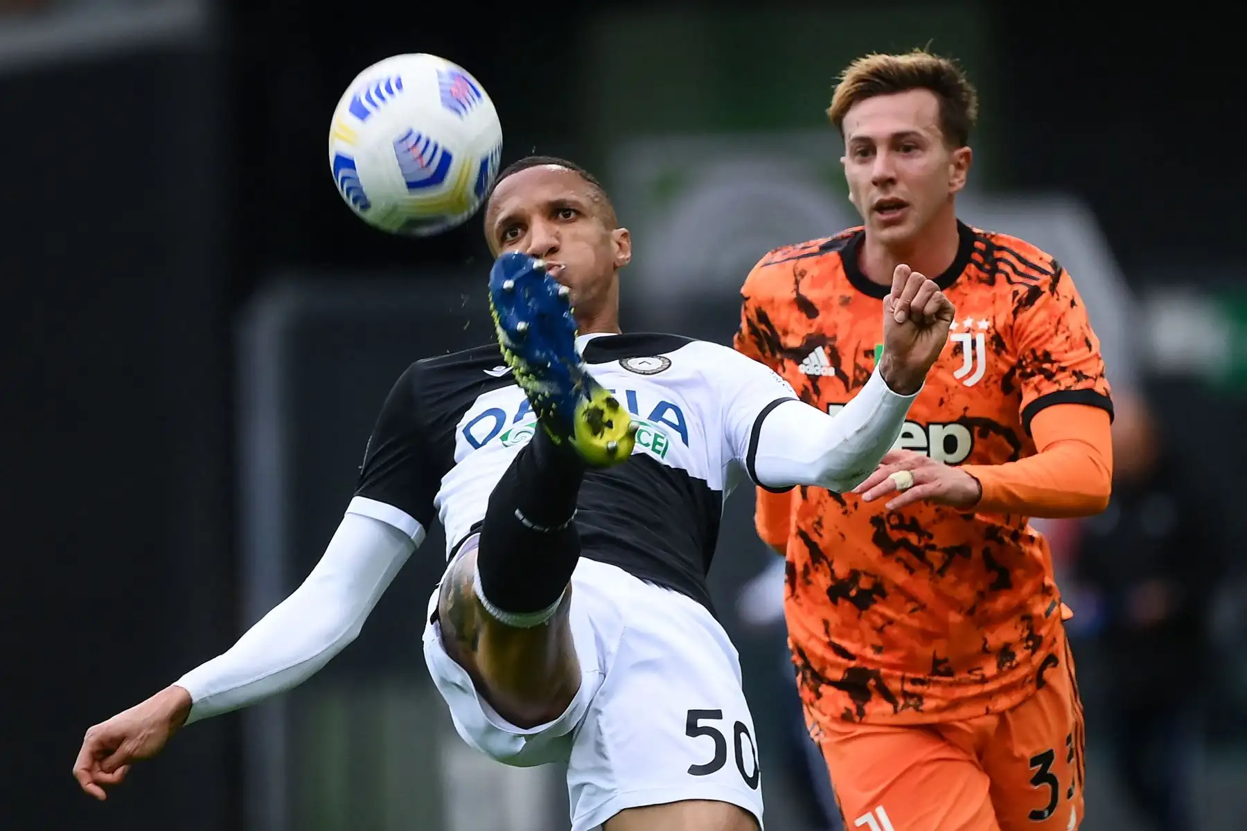 El defensor brasileño del Udinese Rodrigo Becao  lucha por el balón con el centrocampista italiano de la Juventus Federico Bernardeschi durante el partido de fútbol de la Serie A italiana entre el Udinese y la Juventus.
Foto: AFP