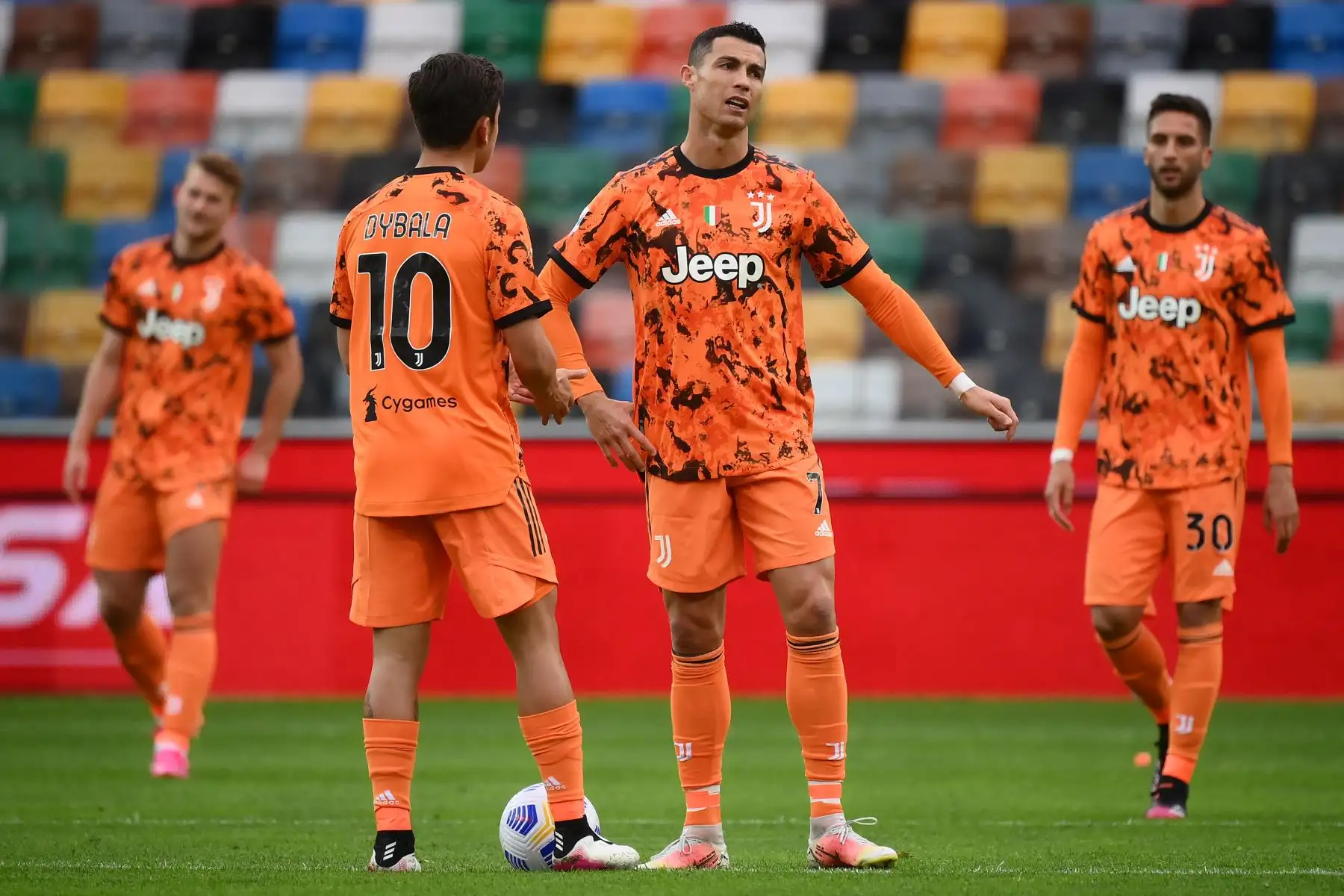 El delantero portugués de la Juventus, Cristiano Ronaldo , reacciona mientras habla con el delantero argentino de la Juventus, Paulo Dybala, durante el partido de fútbol de la Serie A italiana entre el Udinese y la Juventus.
Foto: AFP